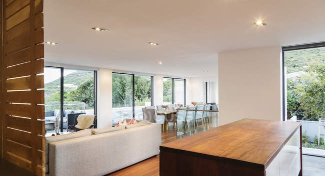 Moderno, casa de luxo vitrine cozinha interior, sala de estar e sala de jantar plano aberto — Fotografia de Stock