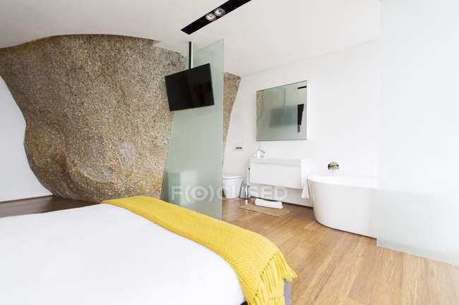 Puerta corredera de cristal de baño moderno en suite - foto de stock