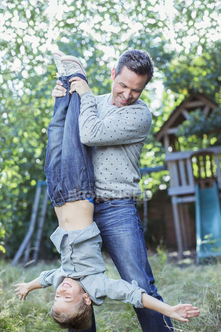 Father and son playing outdoors — Stock Photo