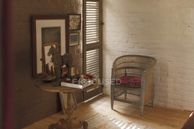 Боковой стол и украшения в деревенской спальне — стоковое фото
