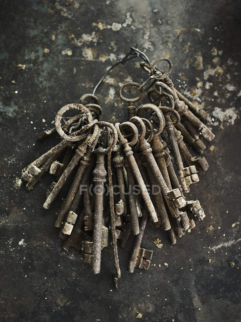 Rustas llaves anticuadas en el anillo - foto de stock