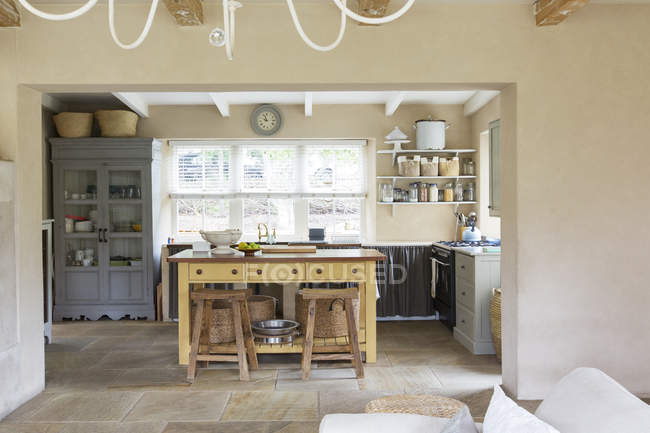 Insel in der Küche des rustikalen Hauses — Stockfoto
