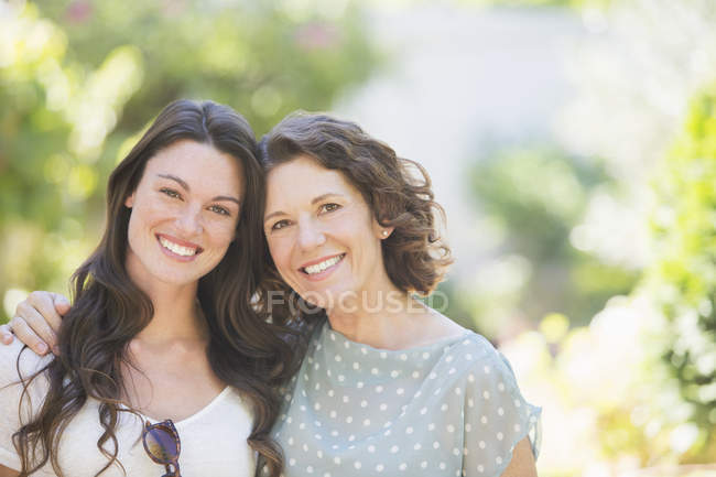 Glückliche kaukasische Mutter und Tochter lächeln draußen — Stockfoto