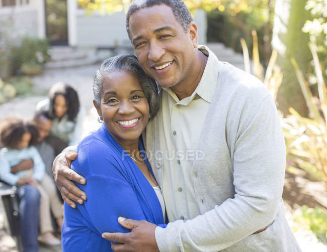 Nahaufnahme Porträt eines lächelnden Senioren-Paares, das sich im Freien umarmt — Stockfoto