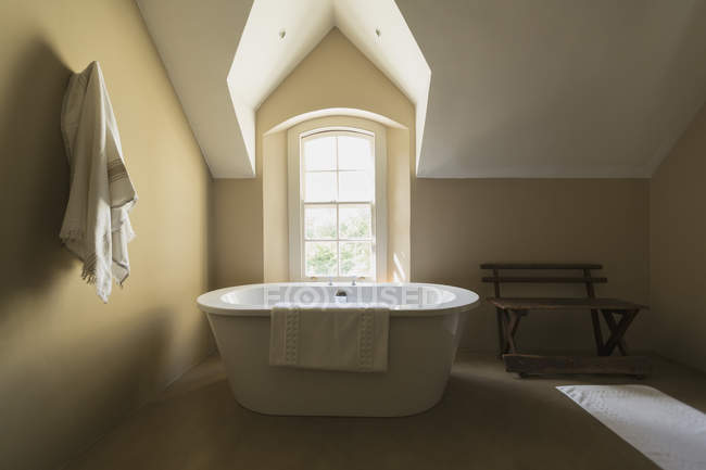 Cuarto de baño en casa moderna de lujo - foto de stock