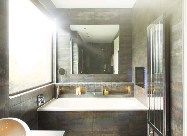 Badewanne und Spiegel im modernen Badezimmer — Stockfoto