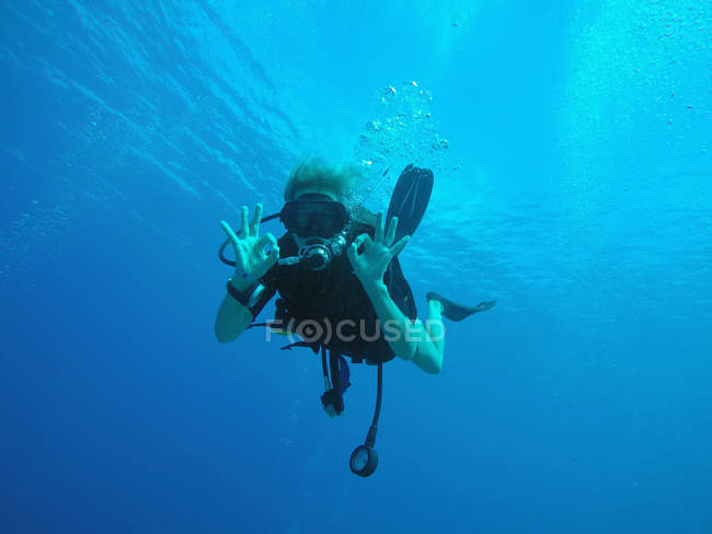 Porträt eines selbstbewussten Tauchers, der unter Wasser in Ordnung gestikuliert — Stockfoto