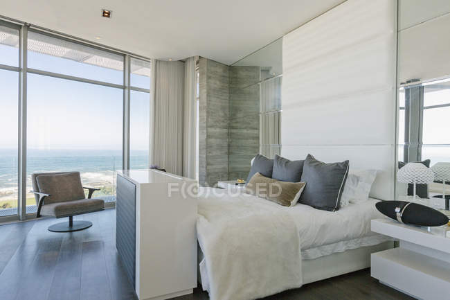 Luxus modernes Haus Vitrine Schlafzimmer mit Meerblick — Stockfoto