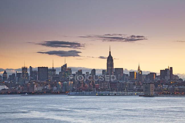 New York City skyline at dawn, New York, Estados Unidos — Fotografia de Stock