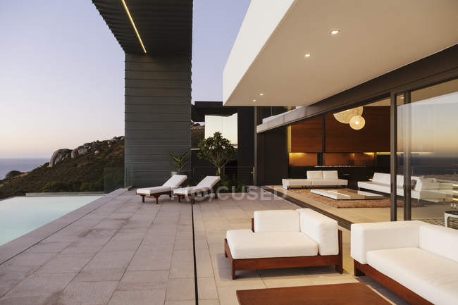 Modern patio interior and infinity pool — Stock Photo
