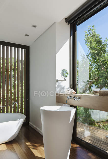 Évier moderne dans la salle de bain ensoleillée — Photo de stock