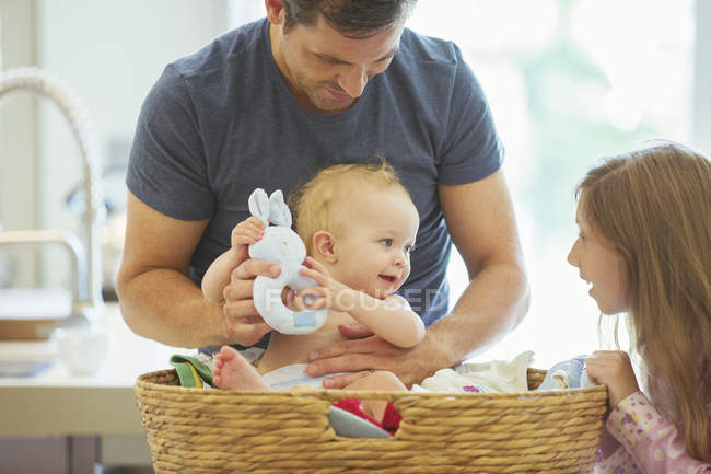 Padre e figli smistamento lavanderia — Foto stock