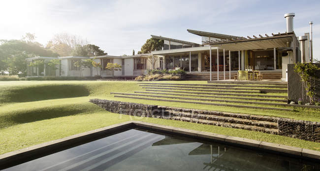 Солнечный двор и дом с бассейном — стоковое фото