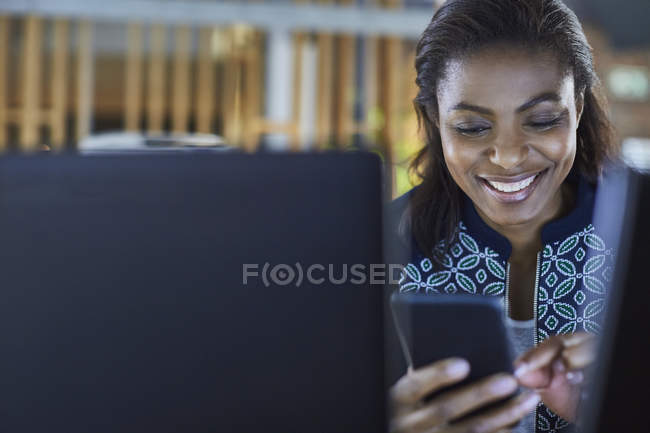 Sorridente donna d'affari che scrive con il cellulare — Foto stock
