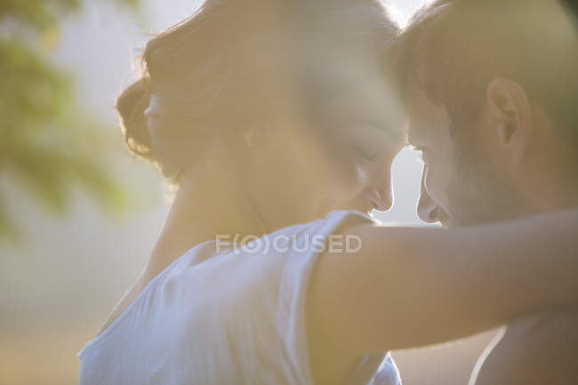 Close up coppia affettuoso abbraccio — Foto stock