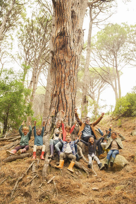 Professor e alunos torcendo na floresta — Fotografia de Stock