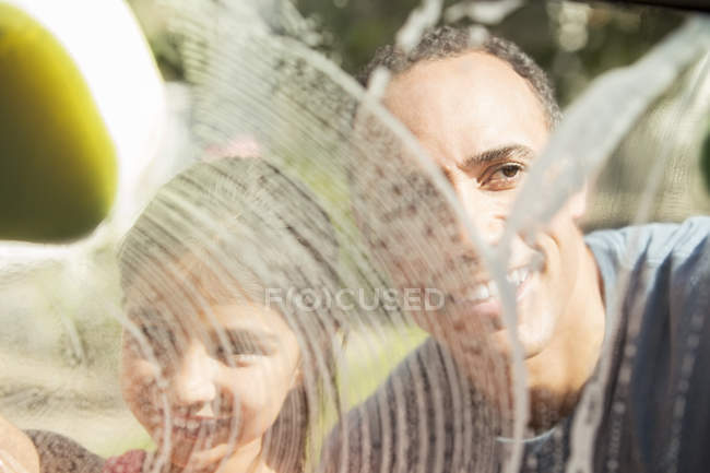Pai e filho lavando janela — Fotografia de Stock