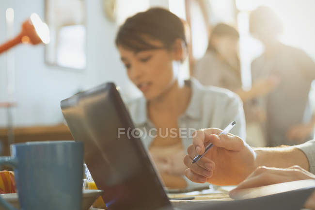 Jovem homem e mulher estudantes universitários estudando usando laptop — Fotografia de Stock