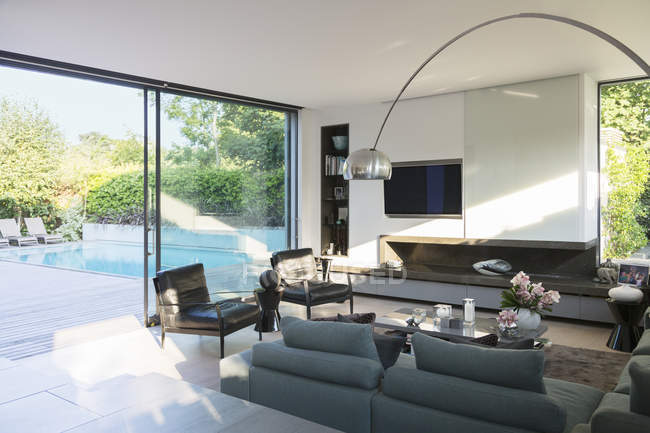 Sala de estar moderna com vista para o pátio com piscina — Fotografia de Stock
