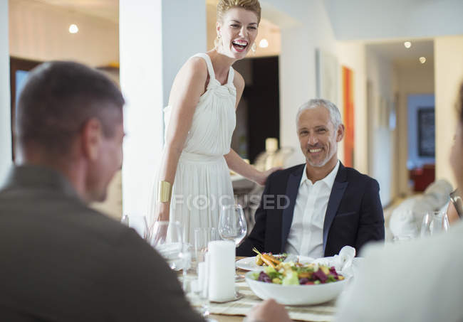 Paar lacht bei Dinnerparty — Stockfoto