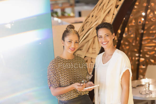 Ritratto donne d'affari sorridenti e sicure di sé con tablet digitale — Foto stock