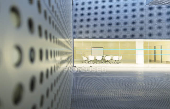 Nachts beleuchteter Konferenzraum in modernem Gebäude — Stockfoto