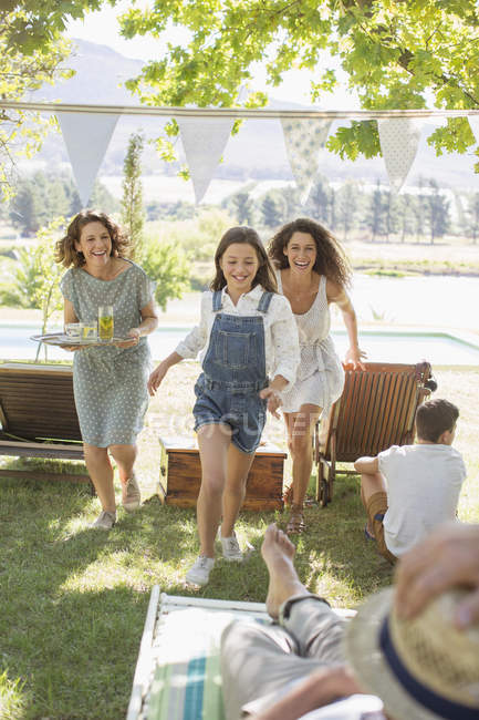 Glückliche moderne Familie läuft gemeinsam durch den Park — Stockfoto