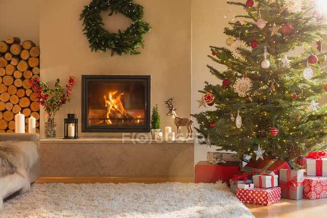 Ambient fireplace and Christmas tree in living room — Stock Photo