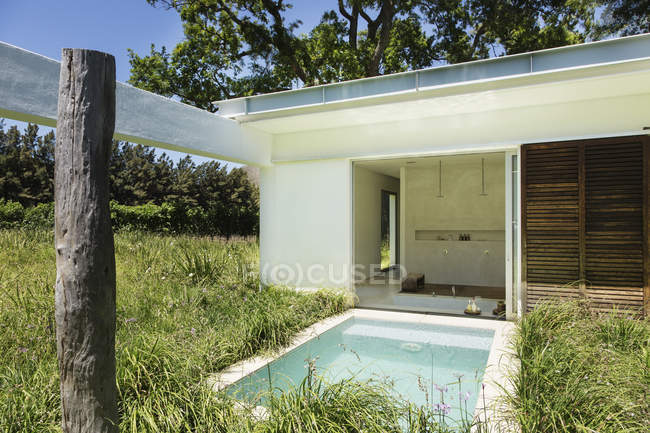 Swimming pool outside modern house — Stock Photo