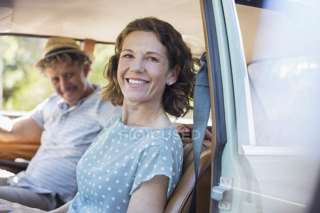 Casal mais velho sentado no banco da frente do carro — Fotografia de Stock