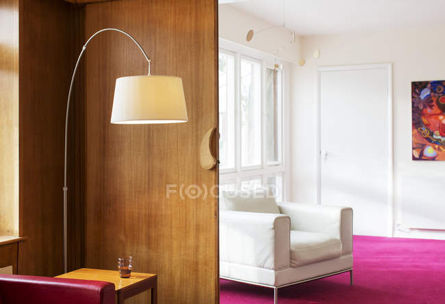 Напольная лампа в углу гостиной — стоковое фото