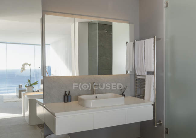 Sink in modern, luxury home showcase interior bathroom — Stock Photo