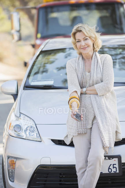 Retrato de mulher sorridente à espera de assistência na estrada — Fotografia de Stock
