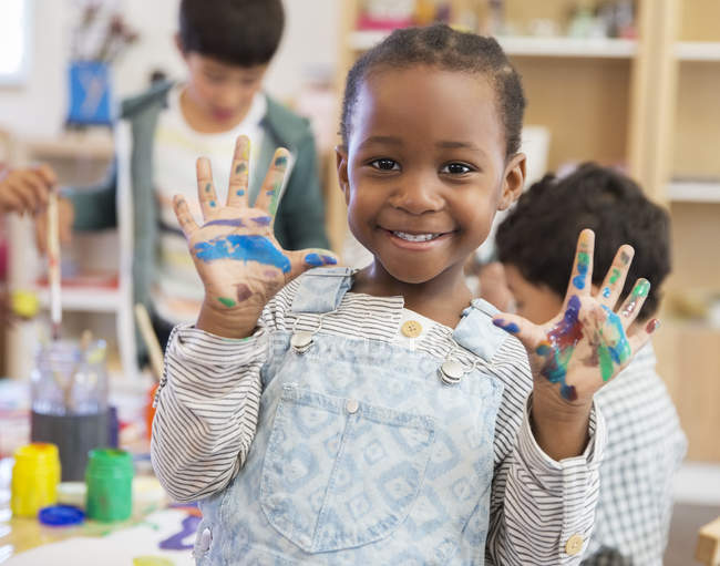 Student with messy hands in classroom — Stock Photo