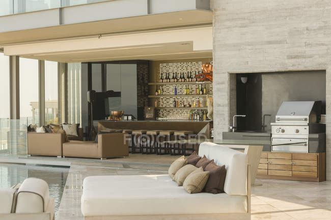 Luxus-Haus Vitrine Außenterrasse mit Grill und Liegestühlen — Stockfoto