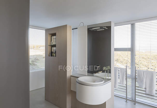 Moderna casa de lujo escaparate interior cuarto de baño lavabo - foto de stock