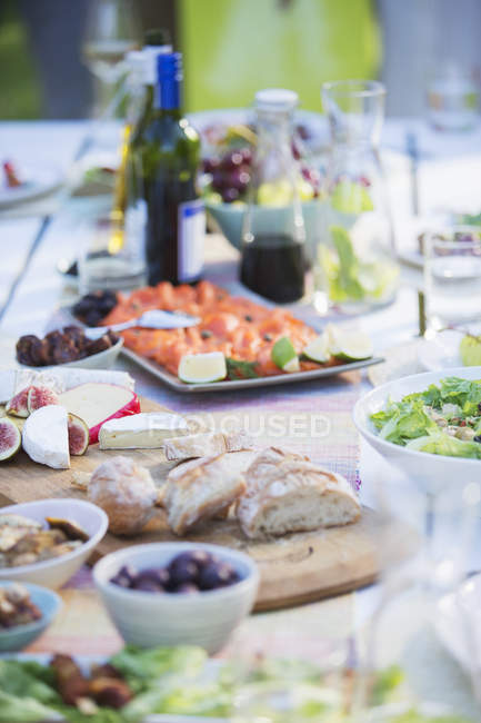 Assiettes de nourriture sur la table à l'extérieur — Photo de stock