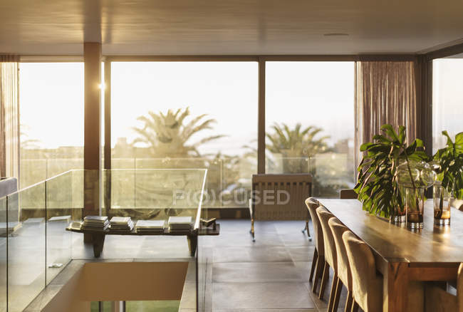Vista panoramica di soleggiata sala da pranzo moderna — Foto stock