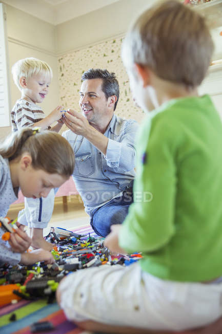 Отец играет с детьми — стоковое фото