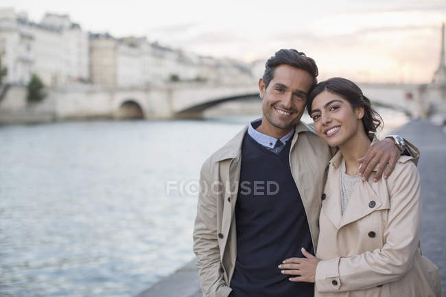 Paar zu Fuß entlang seiner Fluss, Paris, Frankreich — Stockfoto