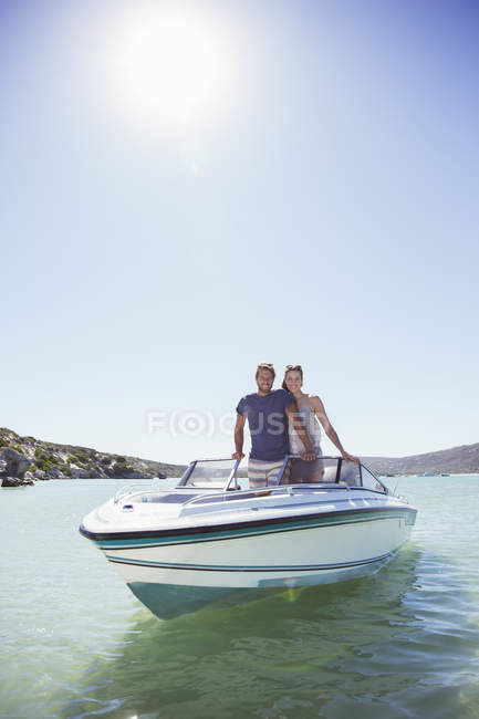 Coppia in piedi in barca insieme — Foto stock