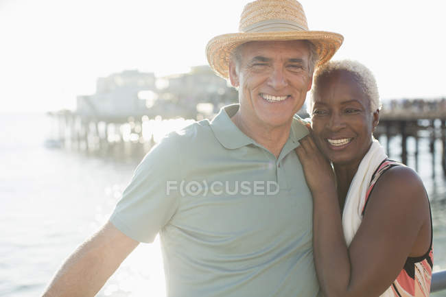 Retrato de casal sênior feliz na praia — Fotografia de Stock