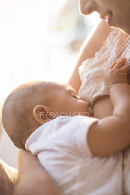 Mãe amamentando bebê menino — Fotografia de Stock