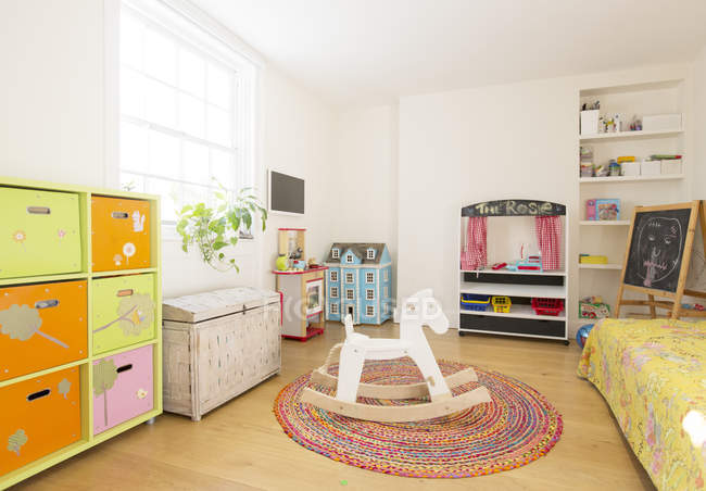 Cavalo de balanço de madeira no quarto da criança — Fotografia de Stock