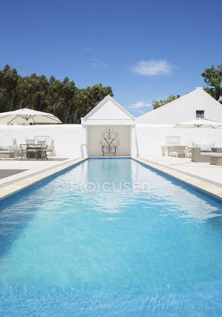 Luxury house and lap pool during daytime — Stock Photo