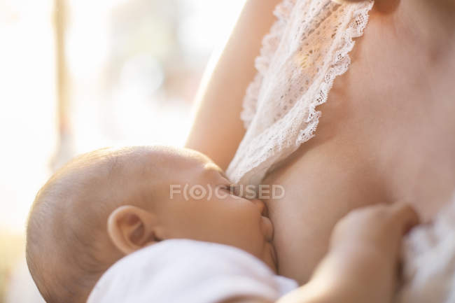 Mãe amamentando bebê menino — Fotografia de Stock