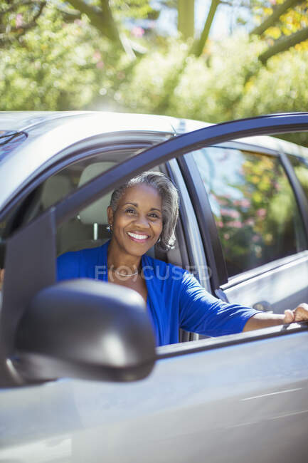 Retrato de mulher idosa confiante saindo do carro — Fotografia de Stock