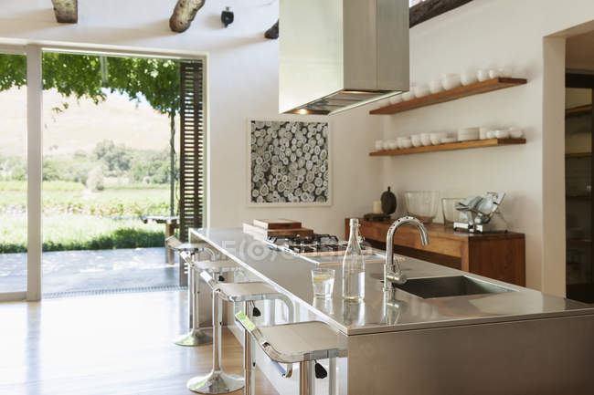 Moderne Küche mit Blick auf Innenhof und Weinberg — Stockfoto