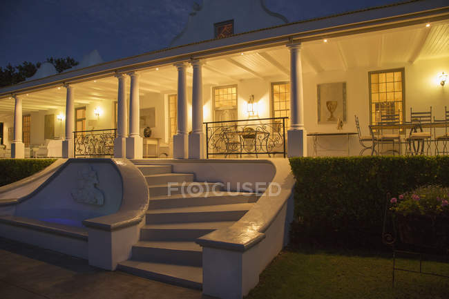 Casa di lusso con portico illuminato di notte — Foto stock