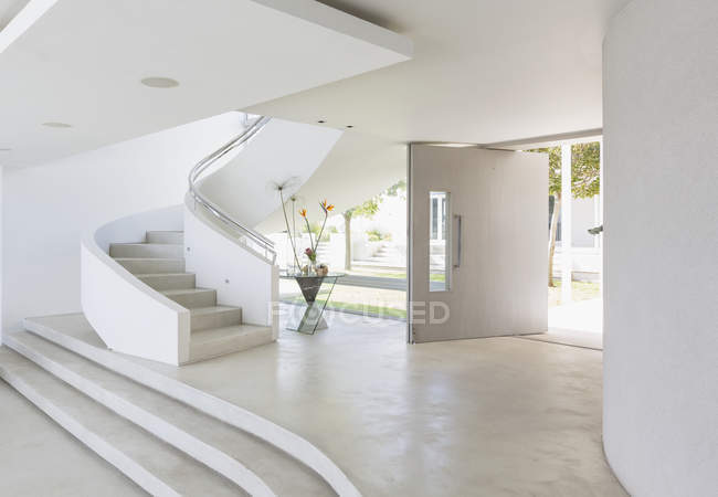 Белый фойе и винтовая лестница в современном роскошном интерьере витрины — стоковое фото